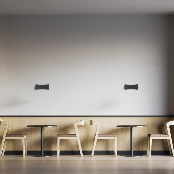Luz de pared LED moderna negra, ideal para exteriores, perfecta para ambientar patios con estilo contemporáneo.