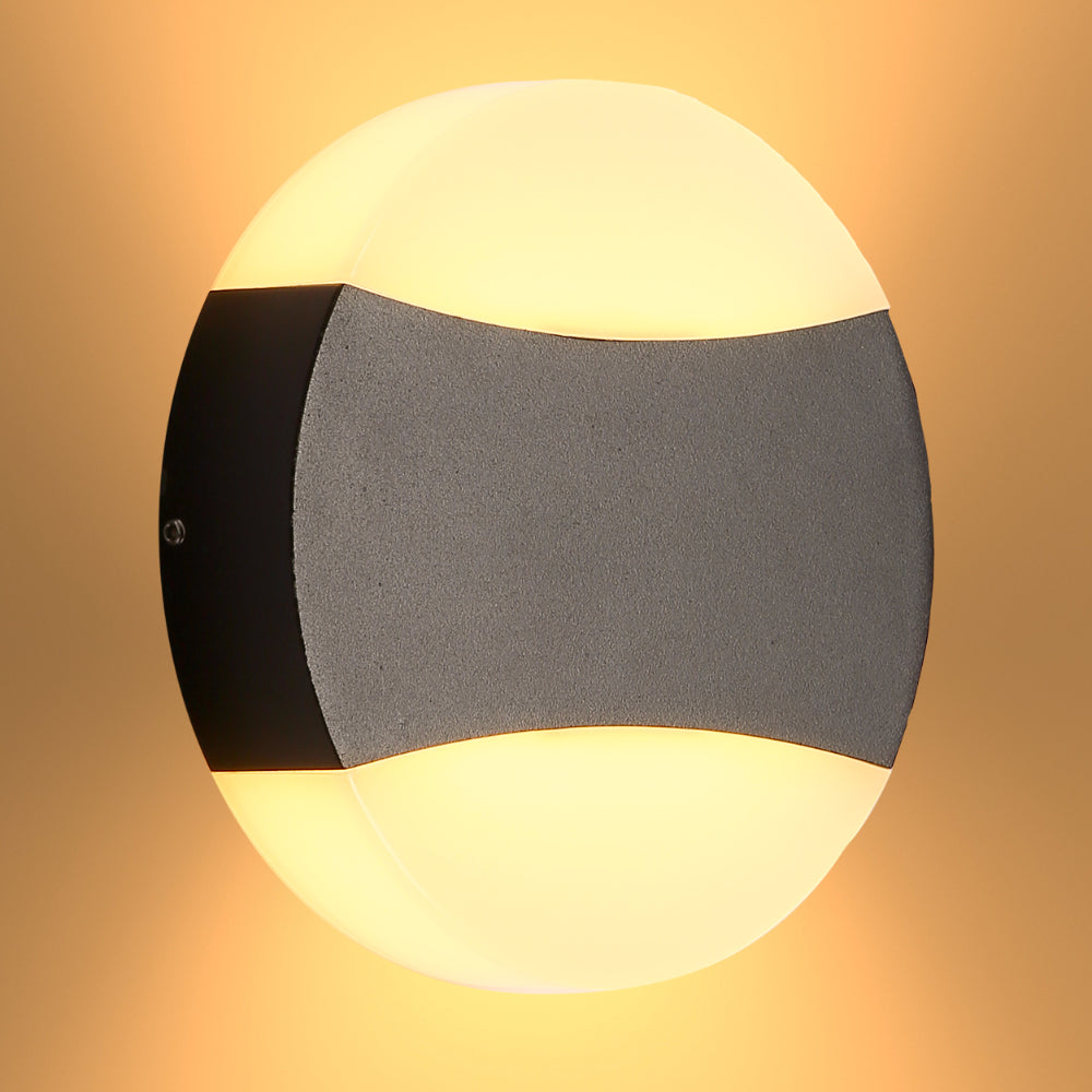 Lámpara de pared LED moderna en forma redonda, perfecta para espacios exteriores con estilo contemporáneo.