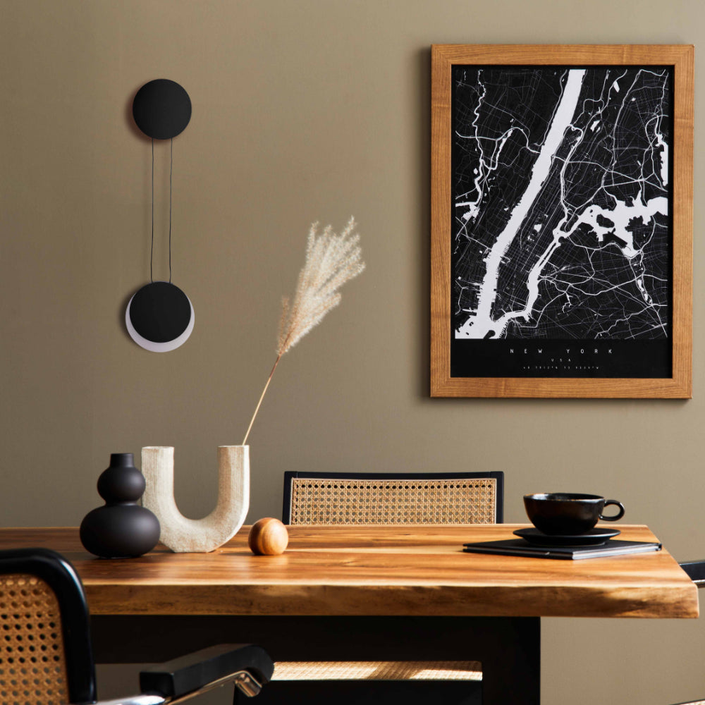 Luz de pared LED moderna con diseño en forma de luna, perfecta para espacios nórdicos y contemporáneos como dormitorios o salas de estar.