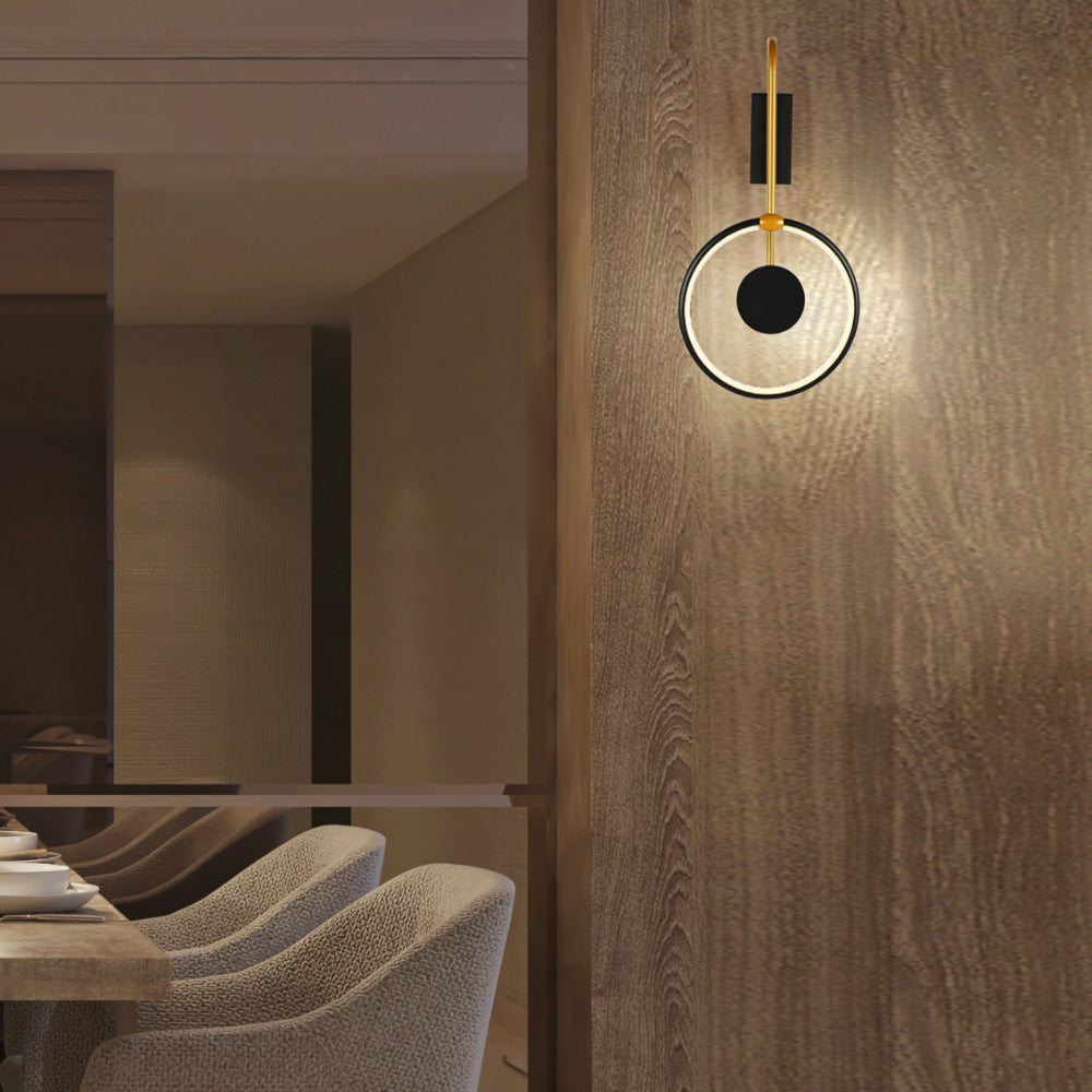 Luz de pared LED orbital dupla en negro y dorado, ideal para salas modernas con múltiples temperaturas de color.