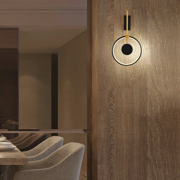 Luz de pared LED orbital dupla en negro y dorado, ideal para salas modernas con múltiples temperaturas de color.