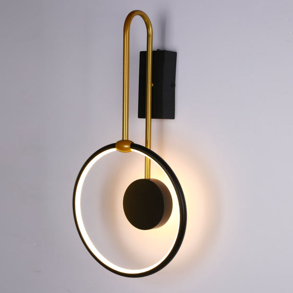 Luz de pared LED orbital en negro y dorado, ideal para espacios modernos y elegantes, como salones o oficinas contemporáneas.