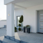 Luz de pared exterior LED con cilindros rotativos, ideal para jardines modernos y áreas al aire libre, brindando iluminación amplia y adaptable.