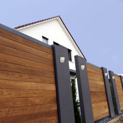 Aplique mural LED rotativo blanco, ideal para exteriores, aportando luz amplia en ambientes contemporáneos.