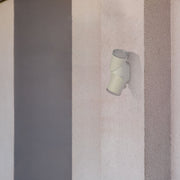 Luz de pared LED exterior de cilindros rotativos, ideal para patios modernos, ofreciendo iluminación amplia y funcional.