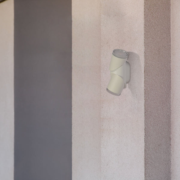 Luz de pared LED exterior de cilindros rotativos, ideal para patios modernos, ofreciendo iluminación amplia y funcional.