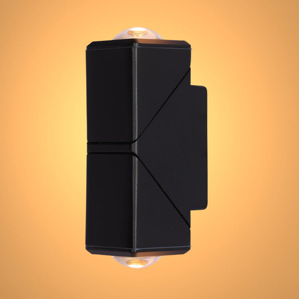 Luz LED de pared con cubos rotables, perfecta para exteriores modernos, ideal para iluminar jardines o patios con un diseño contemporáneo.