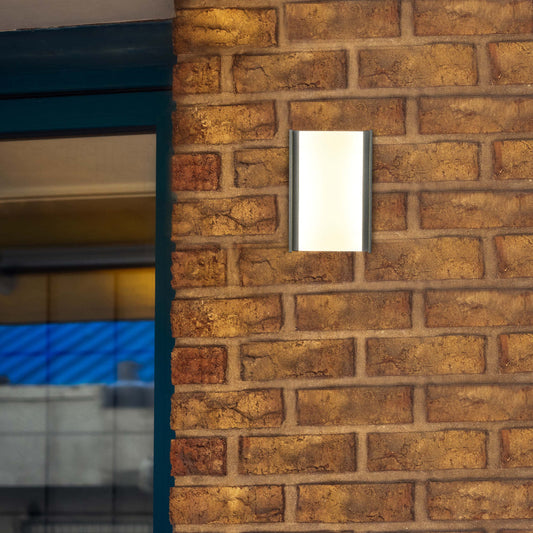 Luz de pared LED exterior de 20W, ideal para jardines y patios con decoración moderna, ofrece iluminación eficiente y elegante.