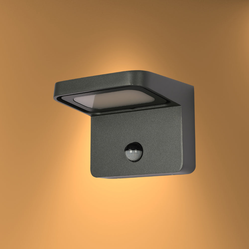 Aplique de pared LED para exteriores, ideal para patios con decoración moderna y contemporánea. Diseño elegante y funcional.