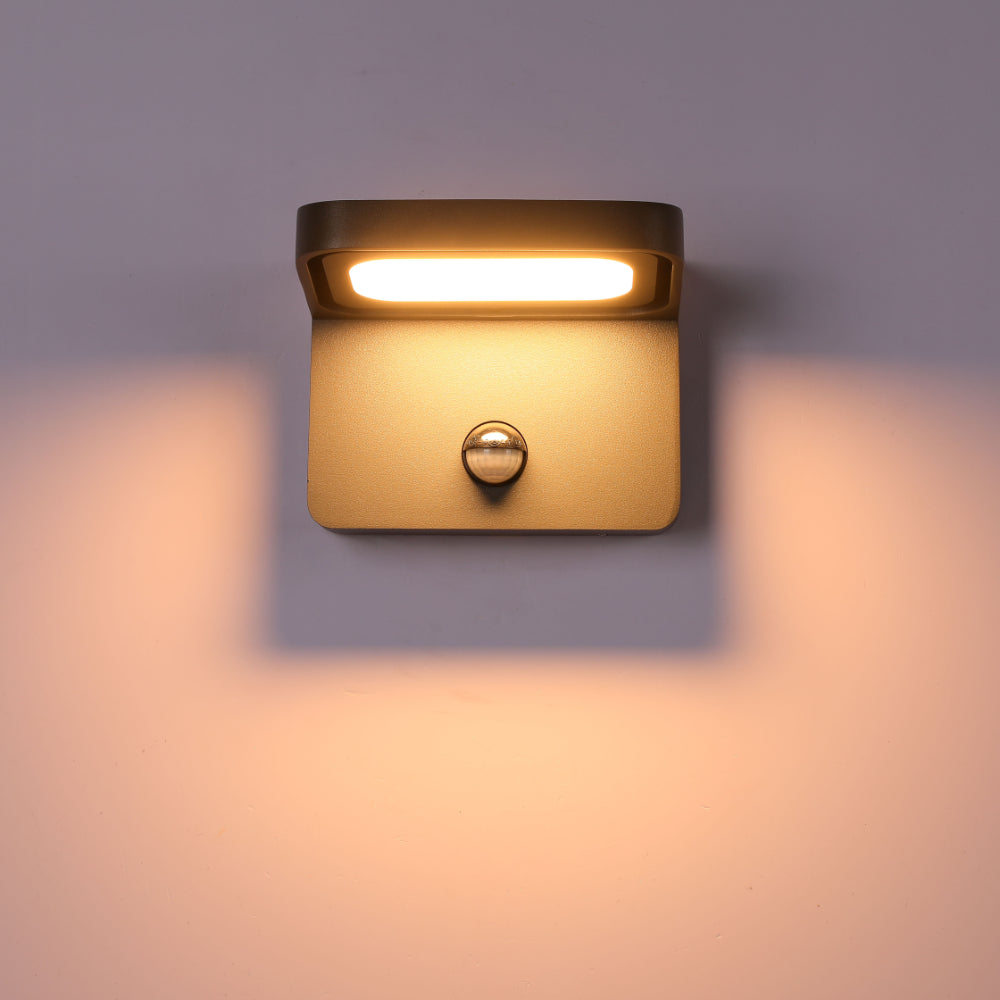 Luz de pared LED exterior de 13W, ideal para espacios al aire libre con estilo moderno y elegante. Perfecta para jardines y entradas.