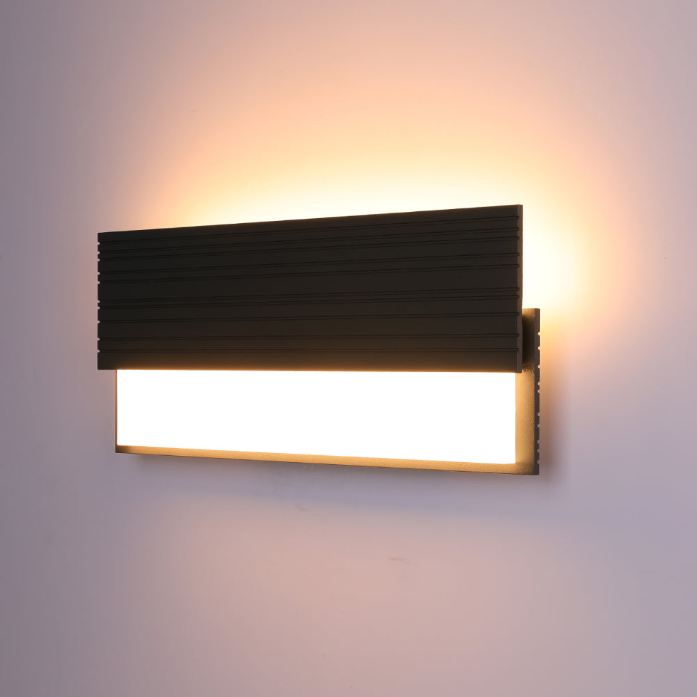 Luz de pared LED exterior de 20W, ideal para jardines y terrazas, con diseño moderno y elegante que complementa la decoración contemporánea.
