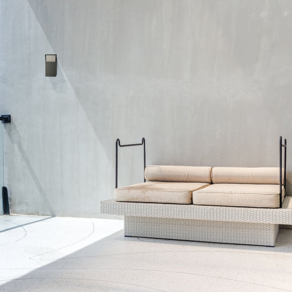 Luz de pared LED para exteriores, ideal para patios modernos, con diseño minimalista y características de eficiencia energética.