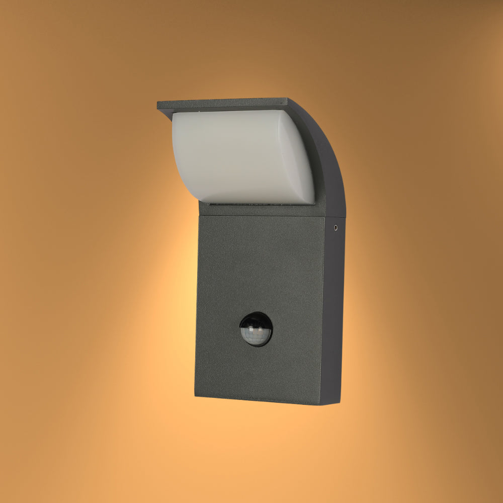 Luz de pared LED exterior de 7W, ideal para patios modernos y espacios al aire libre, con un diseño elegante y funcional.