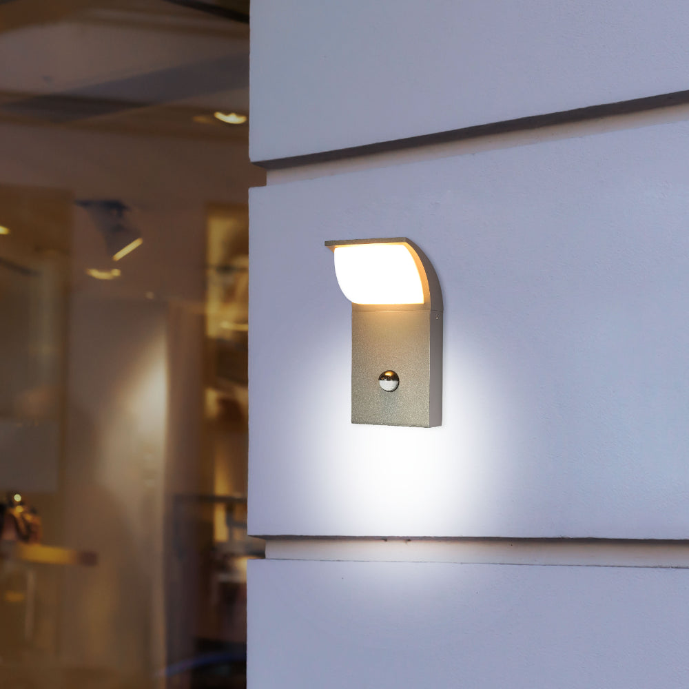 Luz de pared LED exterior, ideal para terrazas modernas, con diseño minimalista y efectiva iluminación de 3000K.