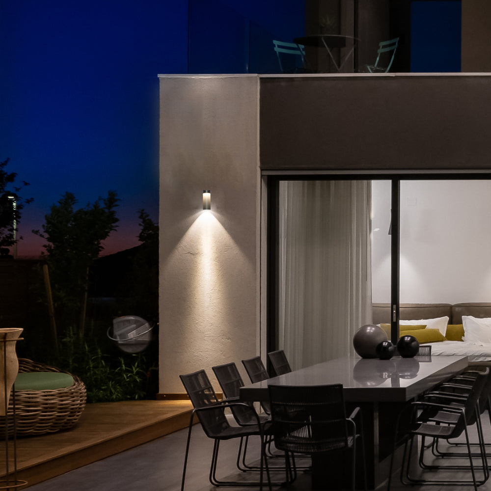 Aplique de pared exterior de bambú LED, ideal para patios modernos, con regulable en temperatura de color para diferentes ambientes.