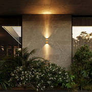 Luz de pared LED de bambú partido, ideal para exteriores con estilo contemporáneo, ofreciendo tres temperaturas de color.