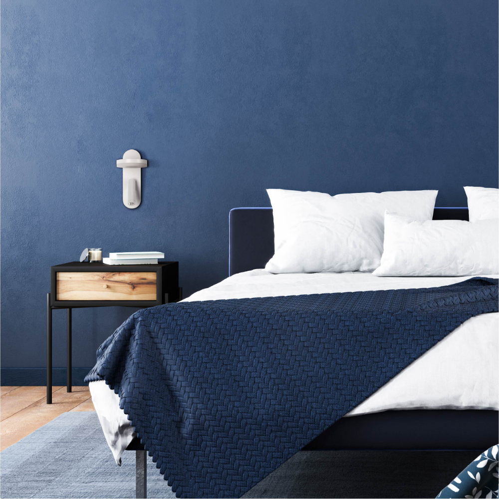 Luz de pared LED lunar, perfecta para mesitas de noche en dormitorios modernos; diseño funcional y elegante para lectura.