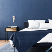 Luz de pared LED lunar, perfecta para mesitas de noche en dormitorios modernos; diseño funcional y elegante para lectura.