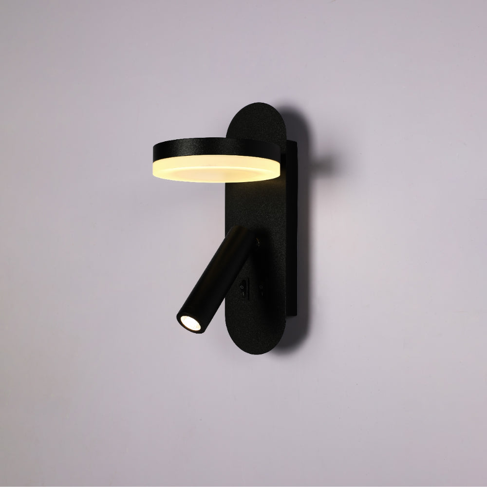 Luz LED de lectura de pared en forma de halo, ideal para la iluminación de mesitas en dormitorios contemporáneos.