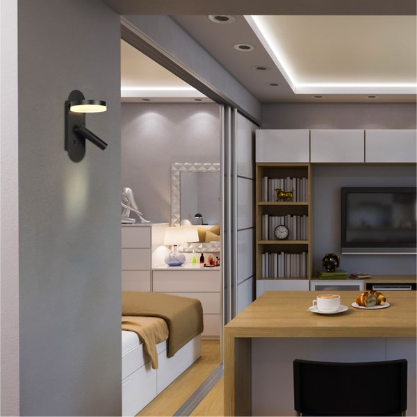 Luz de pared LED en forma de halo, perfecta para la lectura en un dormitorio moderno, añadiendo un toque contemporáneo.