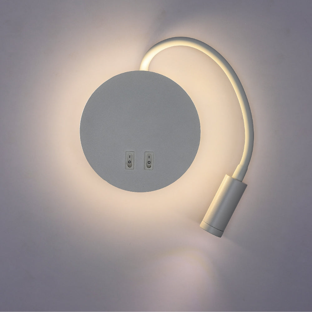Luz de pared LED con brazo flexible, ideal para lectura junto a la cama en decoración moderna o contemporánea.