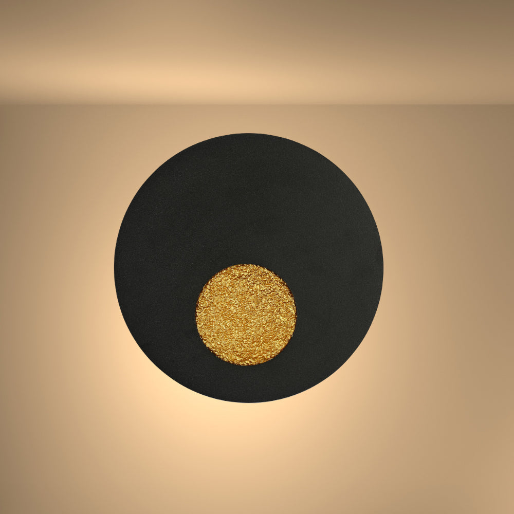 Luz de pared LED Eclipse Radiance negra, perfecta para oficinas con decoración moderna, aportando funcionalidad y estilo contemporáneo.