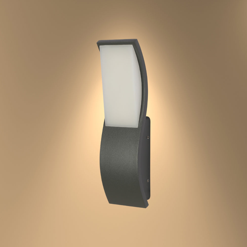Luz de pared LED exterior rectangular con diseño ondulado, ideal para fachadas modernas y patios contemporáneos.