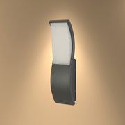 Luz de pared LED exterior rectangular con diseño ondulado, ideal para fachadas modernas y patios contemporáneos.
