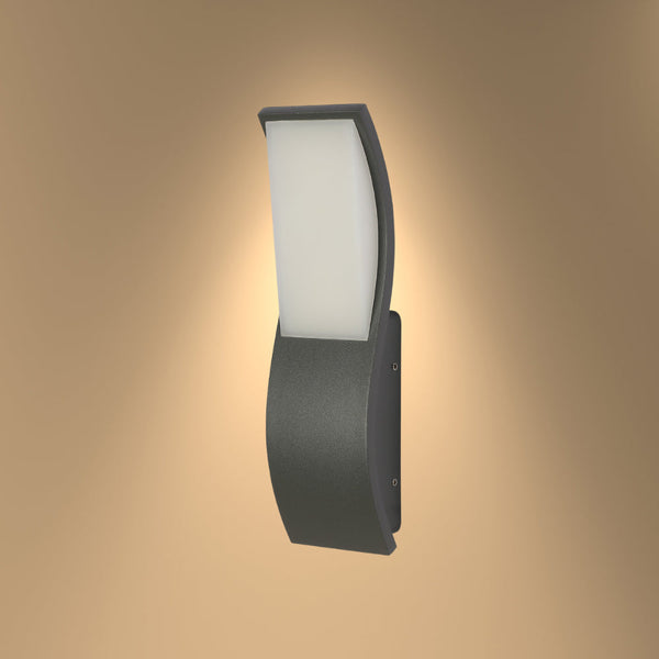 Luz de pared LED exterior rectangular con diseño ondulado, ideal para fachadas modernas y patios contemporáneos.