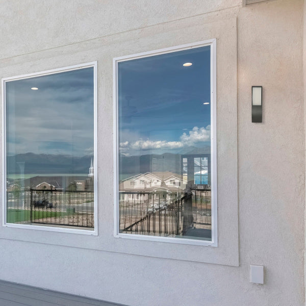 Luz de pared LED exterior rectangular ondulada, ideal para patios o jardines, complementa decoraciones modernas.