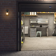 Luz de pared exterior Tuela en gris oscuro, ideal para patios y jardines con estilo moderno y elegante.