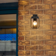 Imagen principal de un aplique de pared exterior en gris oscuro, ideal para patios con decoración moderna y contemporánea.