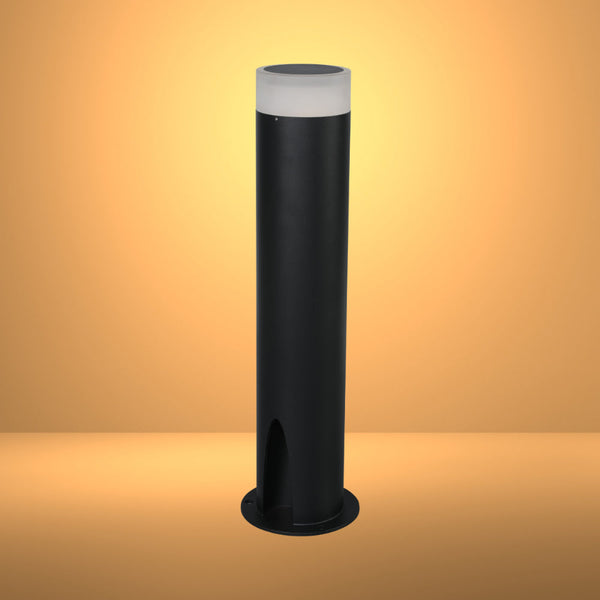 Imagen de un farol de camino exterior Cortez negro, ideal para jardines con estilo contemporáneo y espacios al aire libre.