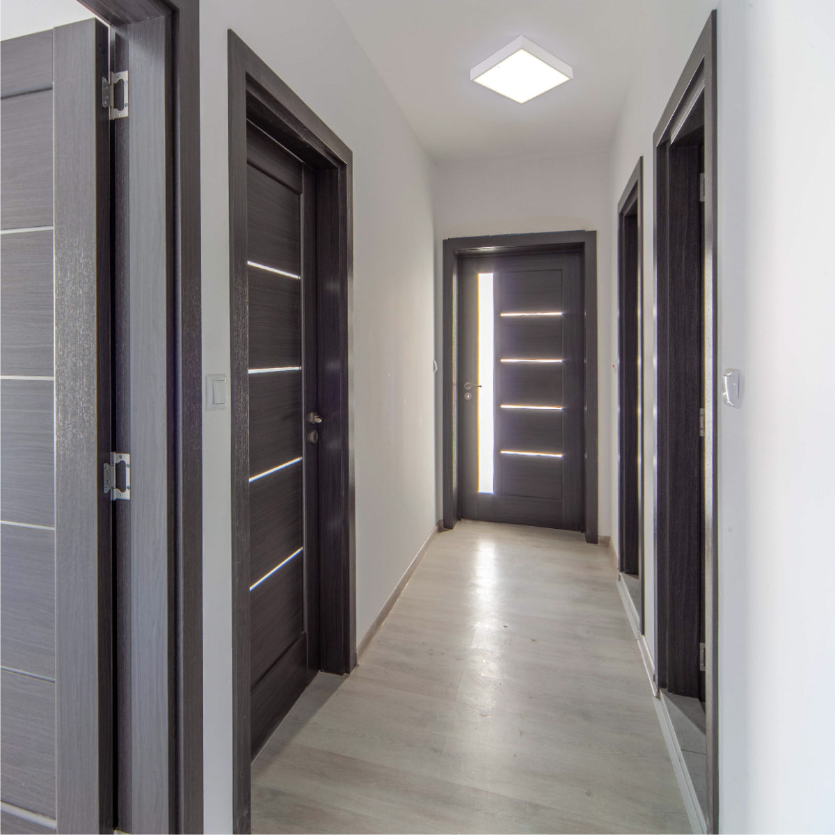 Luz de bulkhead LED moderna de 24W, ideal para exteriores e interiores con estilo contemporáneo, montada en una pared.