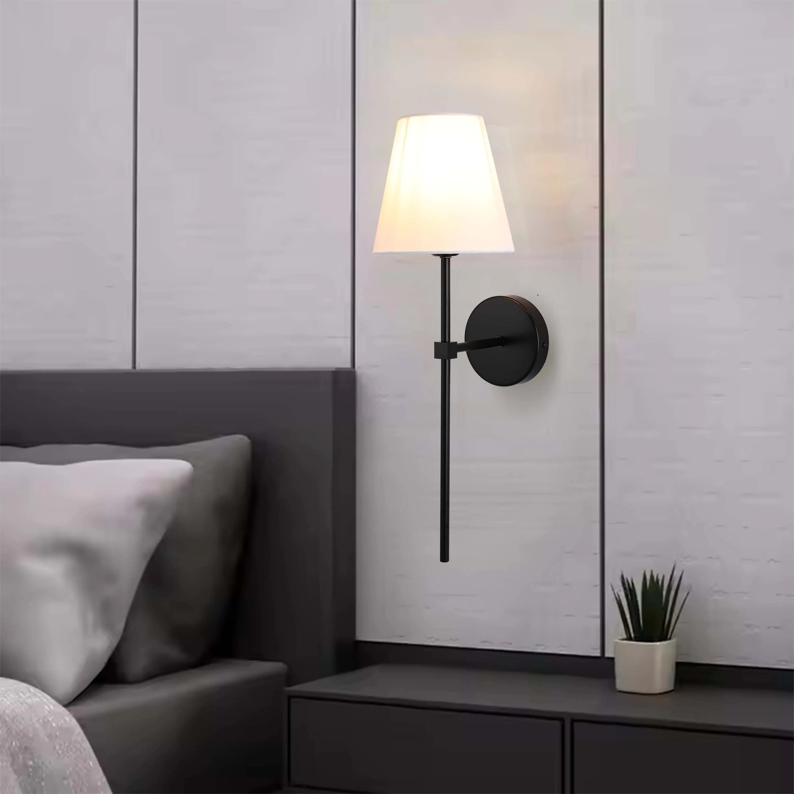 Lámpara de pared moderna con pantalla de tela blanca – Base E27, 540 mm de altura, regulable