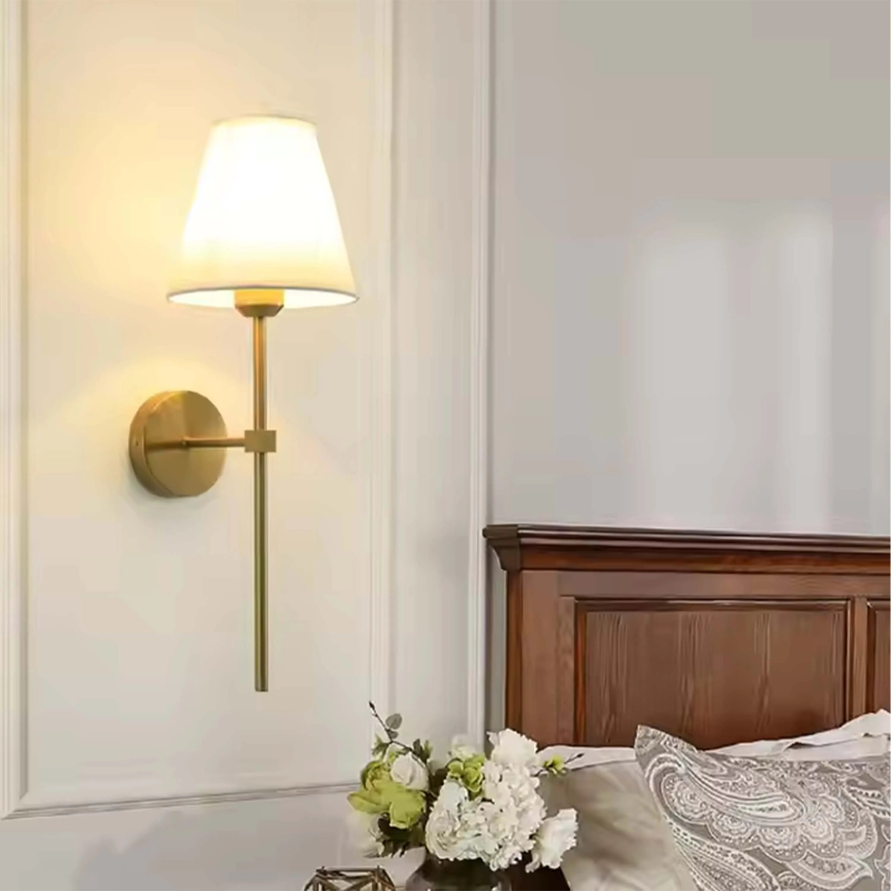 Lámpara de pared moderna con pantalla de tela blanca – Base E27, 540 mm de altura, regulable