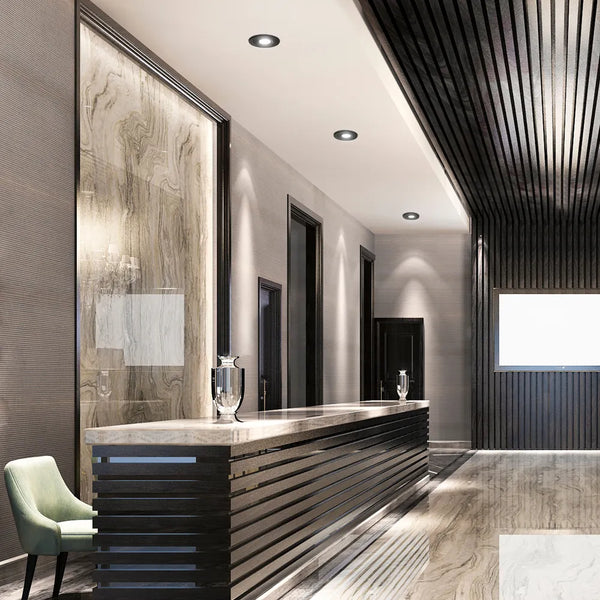 Moderno accesorio de iluminación empotrada GU10 instalado en una cocina elegante, realzando la decoración contemporánea con ángulos de iluminación ajustables y un diseño minimalista.143-03998