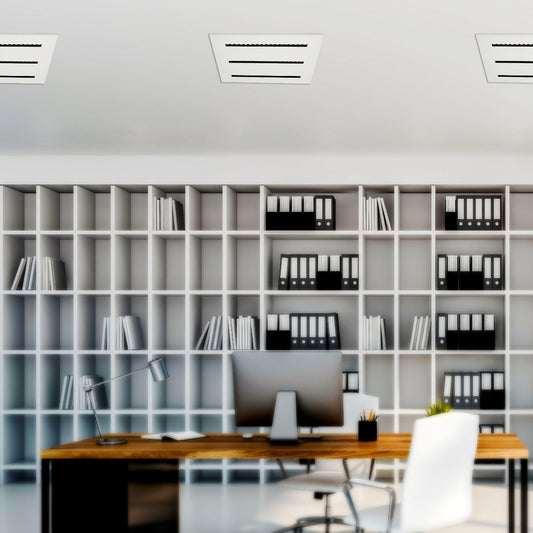 Panel LED cuadrado de 40W en oficina moderna, proporcionando iluminación anti-reflejo y amplia luminosidad para un ambiente productivo.