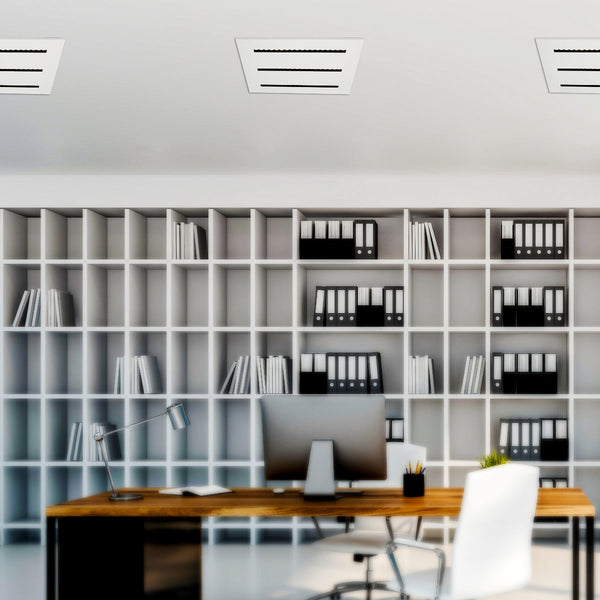 Panel LED cuadrado de 40W en oficina moderna, proporcionando iluminación anti-reflejo y amplia luminosidad para un ambiente productivo.