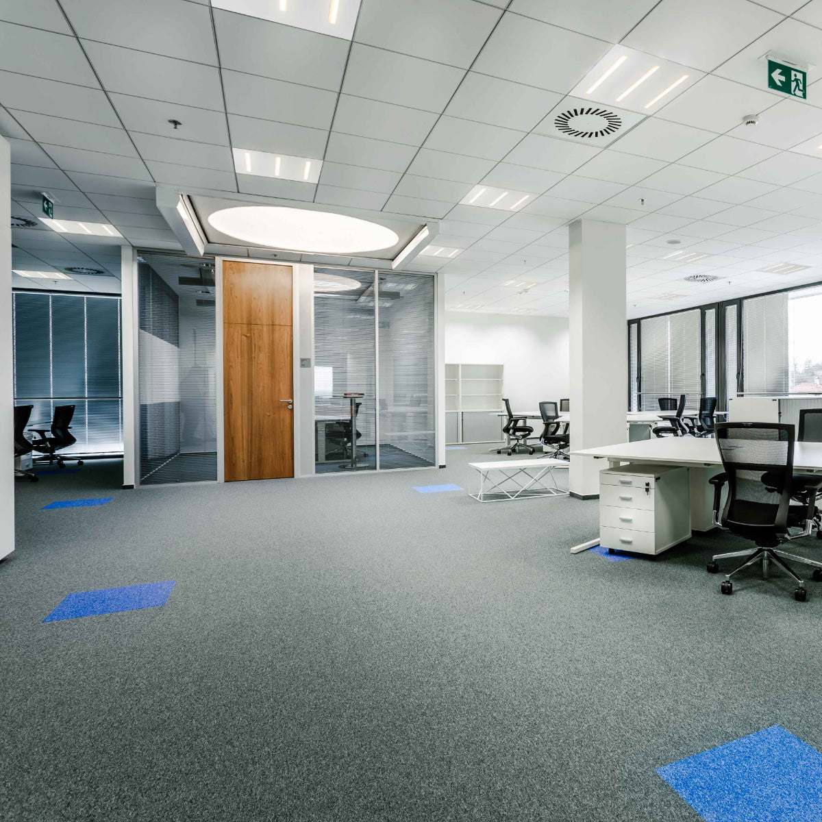 Panel LED cuadrado de 40W, ideal para oficinas modernas, proporcionando iluminación versátil y eficiente en espacios de trabajo.