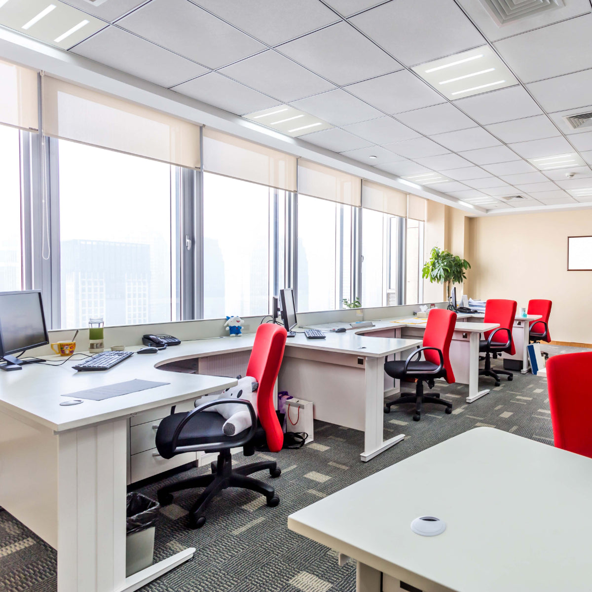Panel LED rectangular de 40W instalado en oficina moderna, proporcionando una iluminación eficiente y flexible para espacios de trabajo.