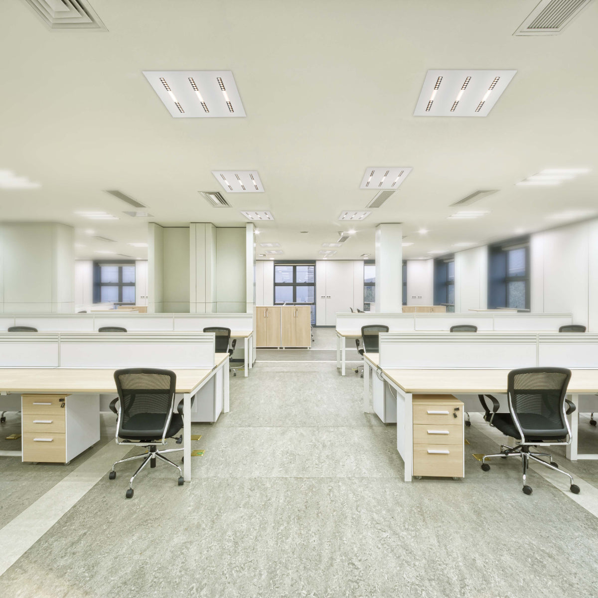 Panel LED anti-reflejo de 40W en oficina moderna, ideal para espacios de trabajo con iluminación uniforme y diseño sofisticado.