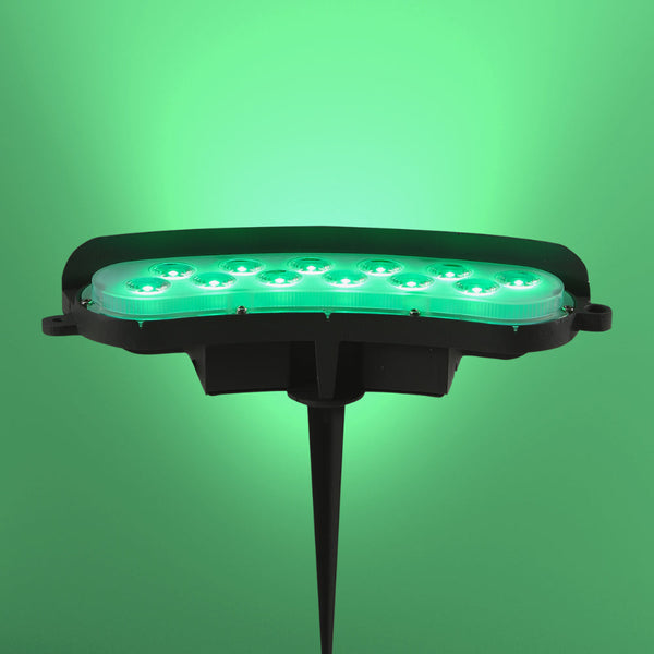 Foco LED de 12W ideal para exteriores, perfecto para jardines con estilo contemporáneo, ofreciendo luz cálida o verde.