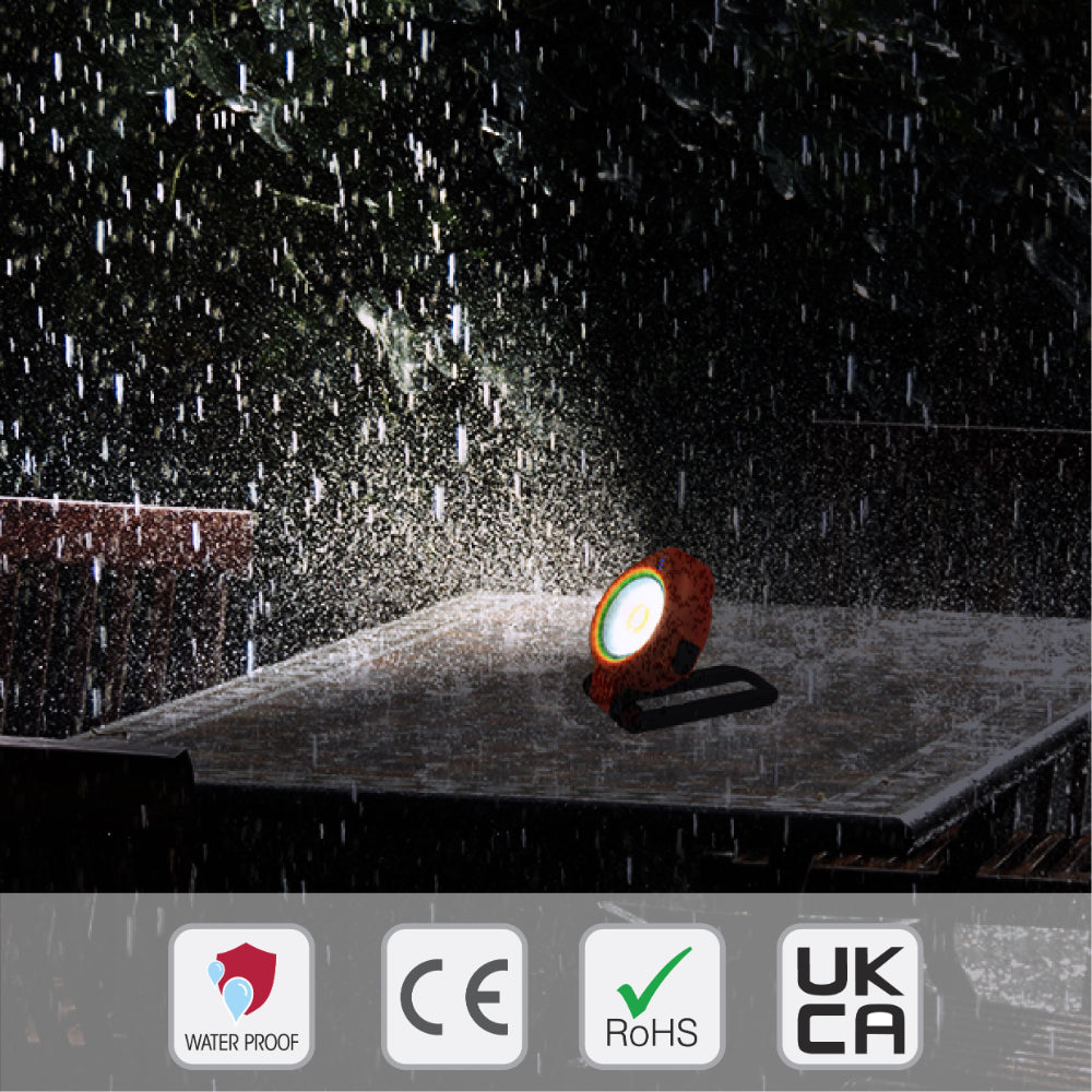 Imagen de un foco portátil solar, perfecto para exteriores y decoraciones rústicas. Ideal para iluminar el jardín o eventos al aire libre.