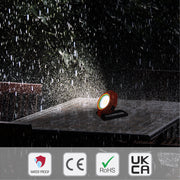 Imagen de un foco portátil solar, perfecto para exteriores y decoraciones rústicas. Ideal para iluminar el jardín o eventos al aire libre.