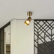 Foco empotrado superficial GU10 rotatable iluminando una cocina moderna con una decoración elegante y minimalista.172-030281