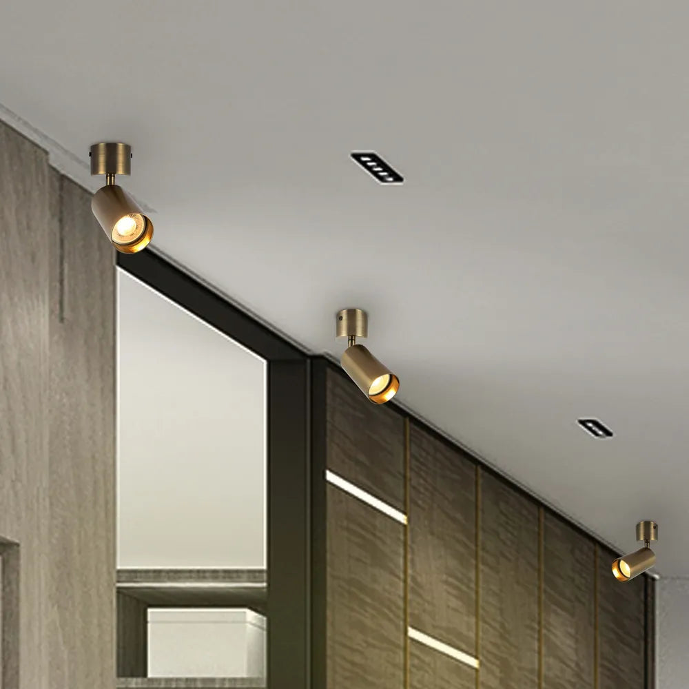 El moderno foco rotatorio GU10 de superficie realza la decoración elegante de una sala de estar, proporcionando iluminación enfocada y estilo.172-030281