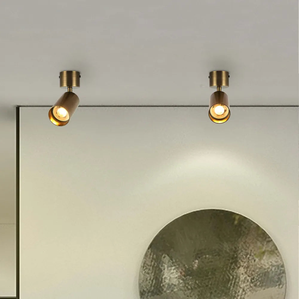 Foco empotrado en superficie GU10 rotatorio que ilumina una sala de estar moderna con una decoración elegante y minimalista.172-030281