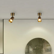 Foco empotrado en superficie GU10 rotatorio que ilumina una sala de estar moderna con una decoración elegante y minimalista.172-030281