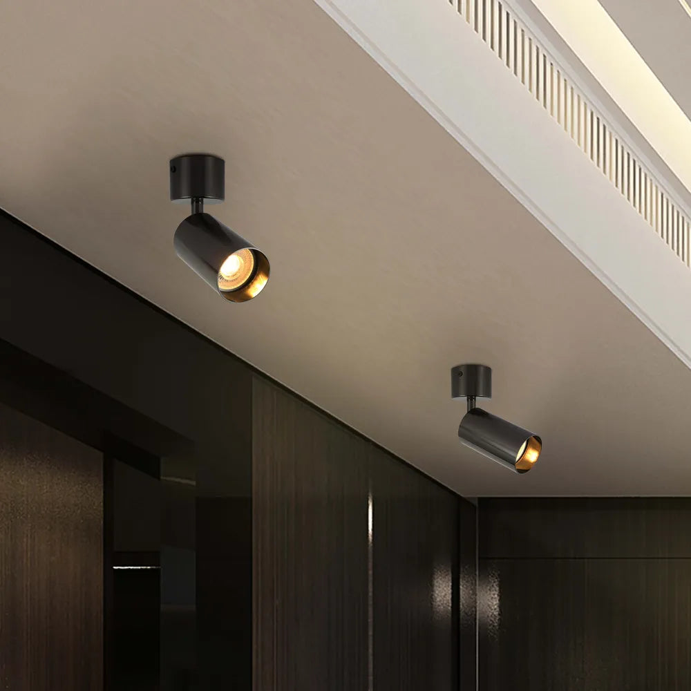 Los modernos focos de superficie orientables GU10 mejoran una sala de estar elegante con una decoración sofisticada y una iluminación focalizada.172-030282